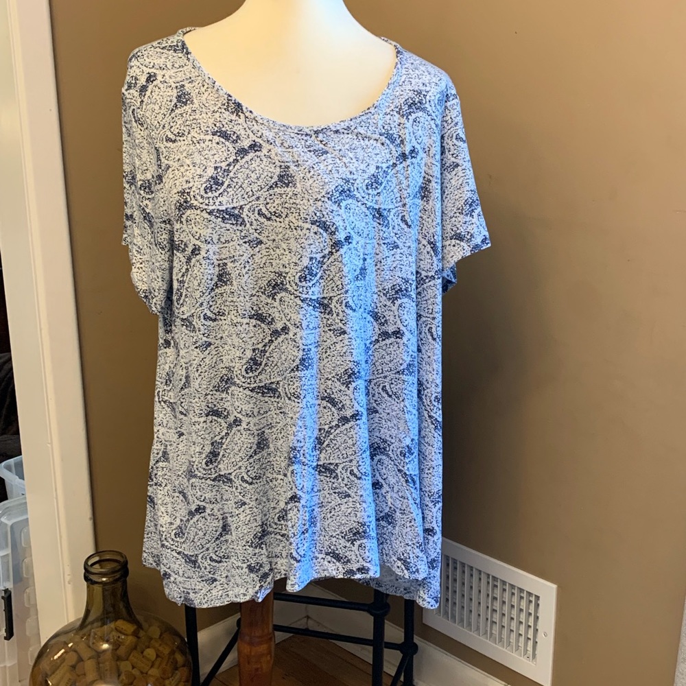 Philosophy paisley tee, size 2X, rayon/spandex blend.